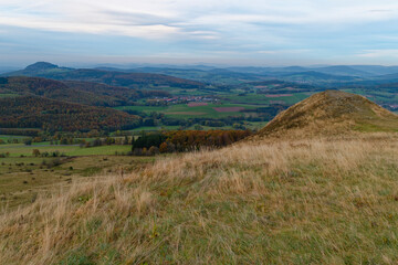 Obraz premium Sonnenuntergang über der Abtsrodaer Kuppe im Herbst, ein Nebengipfel der Wasserkuppe, Biosphärenreservat Rhön, Hessen, Deutschland