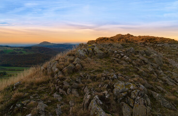 Sonnenuntergang über der Abtsrodaer Kuppe im Herbst, ein Nebengipfel der Wasserkuppe,...