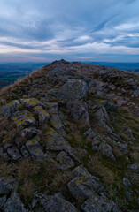 Sonnenuntergang über der Abtsrodaer Kuppe im Herbst, ein Nebengipfel der Wasserkuppe, Biosphärenreservat Rhön, Hessen, Deutschland