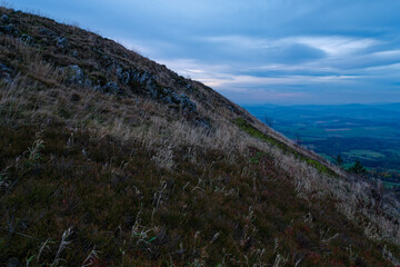 Fototapeta premium Sonnenuntergang über der Abtsrodaer Kuppe im Herbst, ein Nebengipfel der Wasserkuppe, Biosphärenreservat Rhön, Hessen, Deutschland