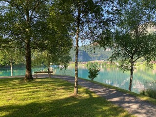 Obraz premium Islet Lungern from a bird's eye view at Lungern Lake or Lungerensee - Canton of Obwalden, Switzerland (Inseli Lungern aus der Vogelperspektive am Lungernsee - Kanton Obwald, Schweiz)