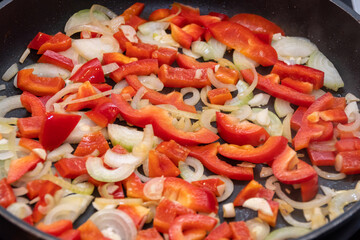 Peperoni und Zwiebel mit Fleisch anbraten