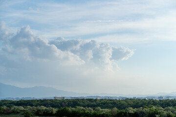 Obraz premium 遠くの山と広がる雲