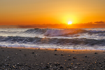 茅ヶ崎海岸の日出、烏帽子岩と波濤