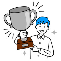 銀のトロフィーを掲げるカジュアルな男性