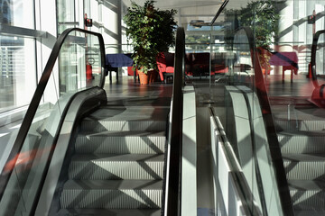  Interno Moderno con Scale Mobili"