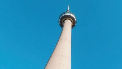 Obraz premium Towering Skyscraper Against Clear Blue Sky: Perfect for Marketing, Advertising, and Architectural Inspiration
