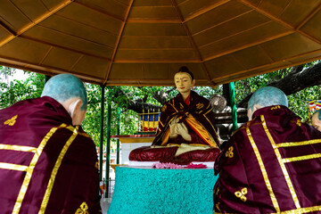 Obraz premium An idol of Gautam Buddha teaching his disciples. This idol is in Sarnath, Varanasi, a city in state of Uttar Pradesh, India. 