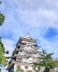 福山城天守閣と青空