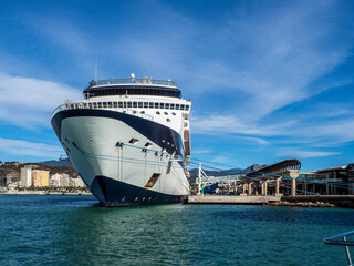 Proa de un barco de cruceros en el puerto de Málaga