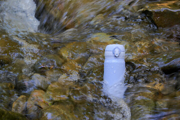 【新城】渓流の流れで冷やす水色の水筒