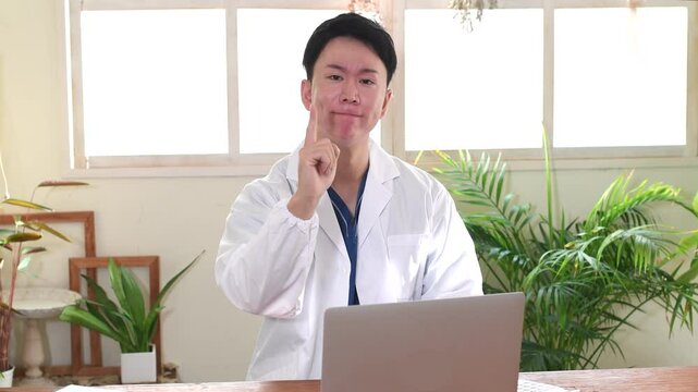 怒り中の白衣姿のアジア人男性の医療従事者