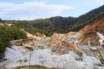 【登別】むき出しになった岩肌と遊歩道がある地獄谷