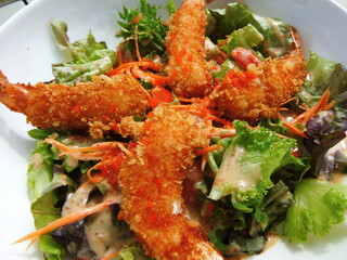 Crispy shrimp salad topped with salad sauce.