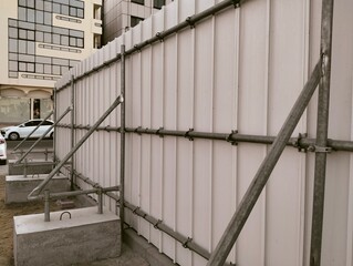 Fencing or hoarding with precast counterweight around the park aluminum sheet with pipes 
