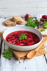 Rote Bete Suppe mit frischen Kräutern