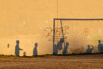 porteria de futbol y sombras de jugadores