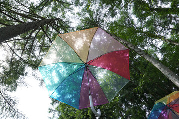 空中のカラフルな傘