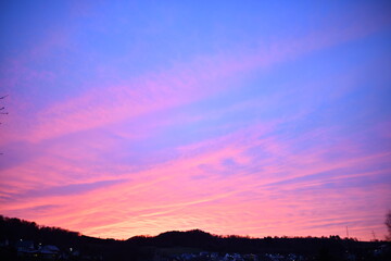 Obraz premium Beautiful evening at the country with a colorful sky