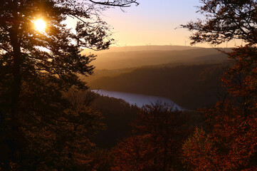 Der Stausee Nonnweiler während des Sonnenuntergangs in malerischer Natur im Herbst im Nationalpark...