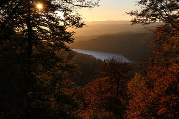 Der Stausee Nonnweiler während des Sonnenuntergangs in malerischer Natur im Herbst im Nationalpark...
