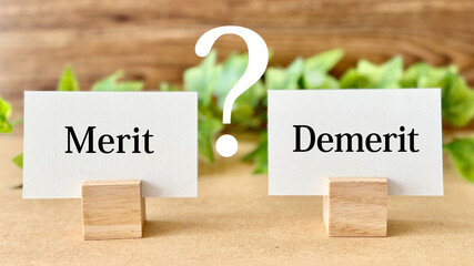 MeritとDemeritのカードとクエスチョンマークとツタ_茶色板背景