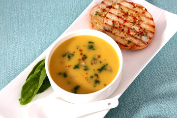 Lentil Spinach Soup with Garlic Bread