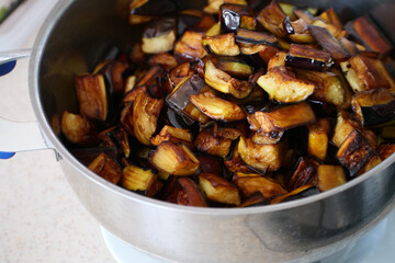 Eggplants cooked in oil were left to cool before placing them in the deep freezer
