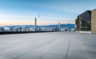 Obraz premium Empty square floor and cityscape with skyline in modern city