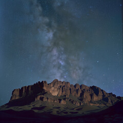 Obraz premium Majestic Mountain Silhouette Under Star-Filled Night Sky - Awe-Inspiring Natural Scene