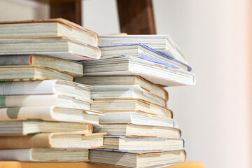 積み上げられた本　漫画　書籍