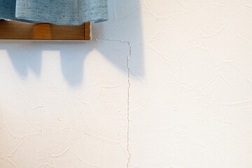 白い壁紙とひび割れ　トラブル