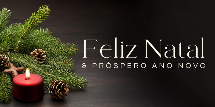 Feliz Natal e pr&oacute;spero ano novo texto em fundo natalino com decora&ccedil;&atilde;o, vela, bolas de natal, presente. "Feliz Natal" Portuguese text lettering design on christmas background banner or card