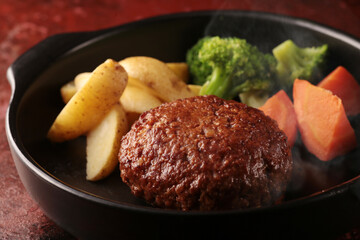 皿盛りや鉄板で焼いたジューシーで美味しそうなハンバーグ
