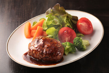 皿盛りや鉄板で焼いたジューシーで美味しそうなハンバーグ