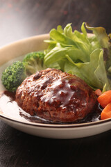 皿盛りや鉄板で焼いたジューシーで美味しそうなハンバーグ