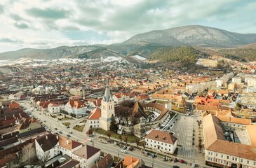 Obraz premium Discover breathtaking vistas of Piatra Craiului mountains and the picturesque towns of Rasnov and Plaiul Foii in Brasov, Romania, under a captivating sky with clouds