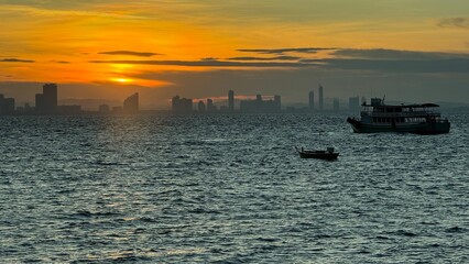 Fototapeta premium Sunrise over the sea at Pattaya, Thailand