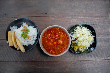 Authentic Thai Cuisine: Rice Noodles with Spicy Pork Sauce and Fresh Vegetables