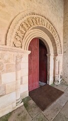 Le portail roman de l'église Notre-Dame de Lusignan