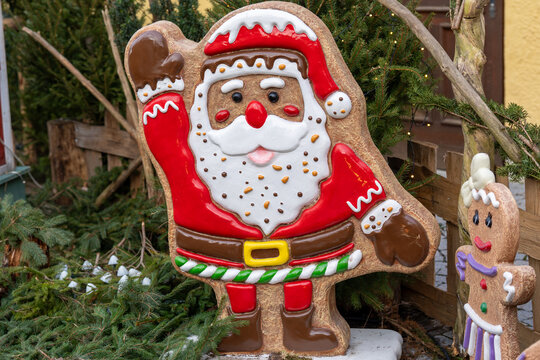Adorble gingerbread style Santa Claus Christmas lawn ornament decoration