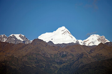 Fototapeta premium Closeup of snow capped mountains behind Machu Picchu, Peru 