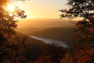 Der Stausee Nonnweiler während des Sonnenuntergangs in malerischer Natur im Herbst im Nationalpark...