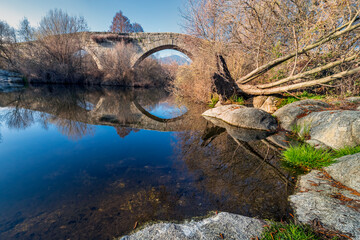 Fototapeta premium Historical roman bridge of Valsordo over river Alberche