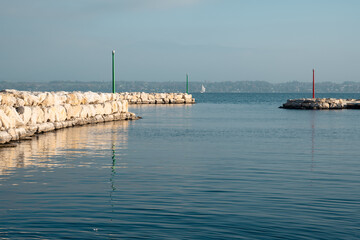 la digue du nouveau port de Tannay