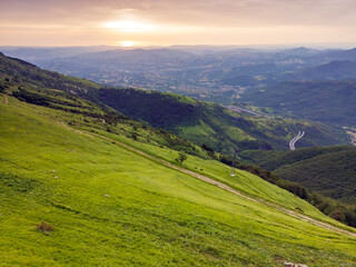 La montagna del Gran Sasso in Abruzzo. un paesaggio all'alba. una meravigliosa vista aerea