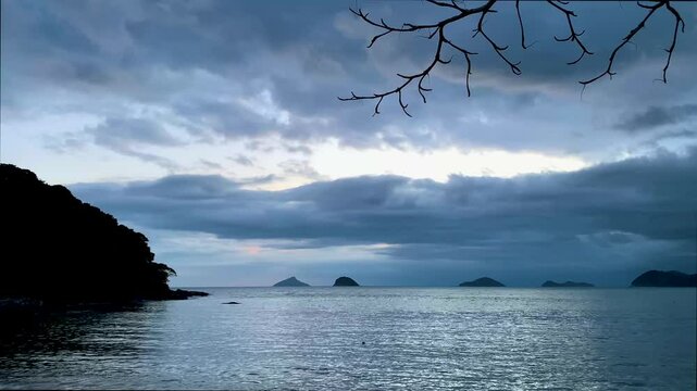 Final de tarde absolutamente tranquilo, o mar muito calmo e com poucas ondas. No horizonte, quatro famosas ilhas do Litoral Norte: Ilha Mont&atilde;o de Trigo, Ilha dos Gatos, Ilha das Couves e Ilha As Ilhas