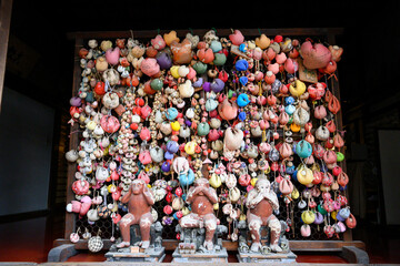 紅葉に包まれた京都の寺院