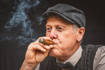 Mann mit Zigarre