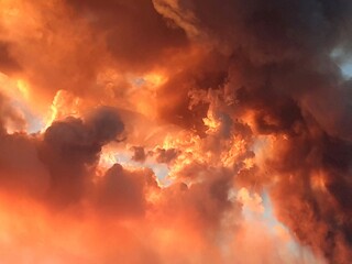 La sabbia vulcanica dell'Etna infuocata dal sole al tramonto.